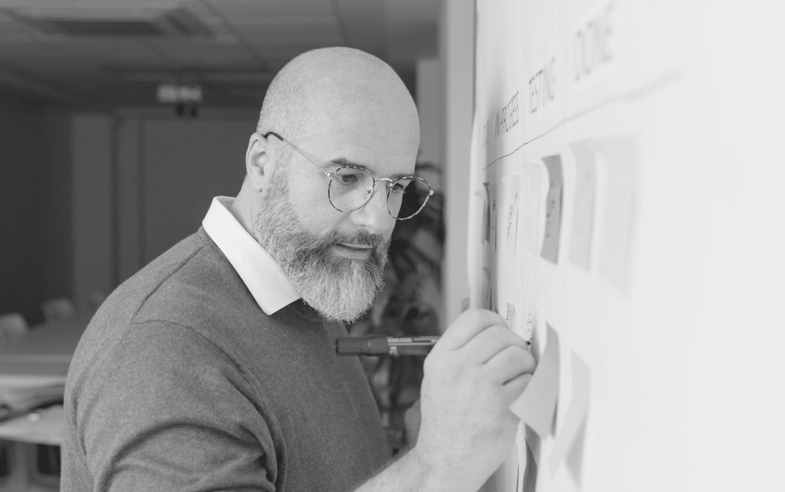 Komplexe Systemdiagramme und Forschungsunterlagen auf einem modernen Arbeitsplatz