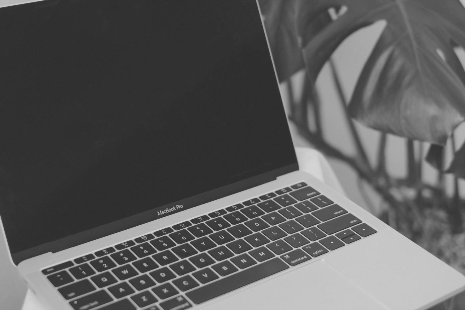 IT-Arbeitsplatz mit modernen Geräten und Monitoren